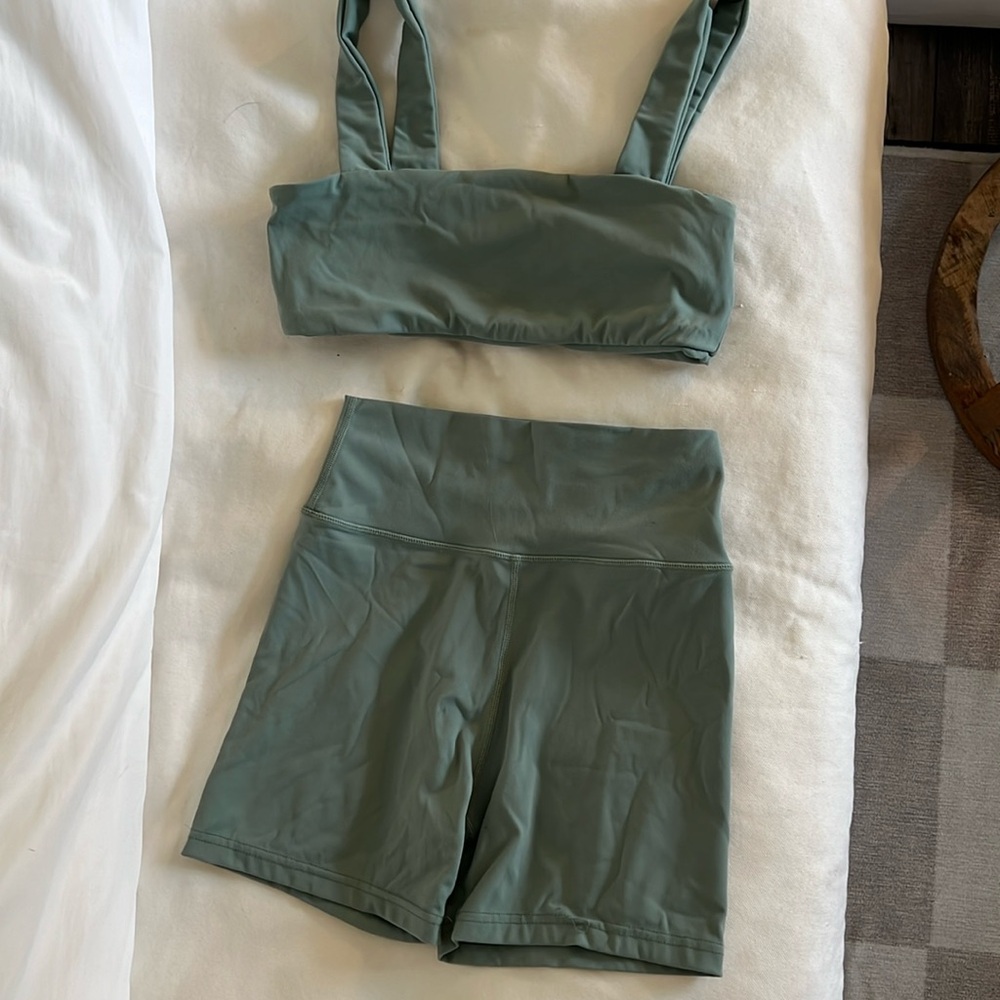 DAILY DRILLS!!! Green workout set M top, S bottom